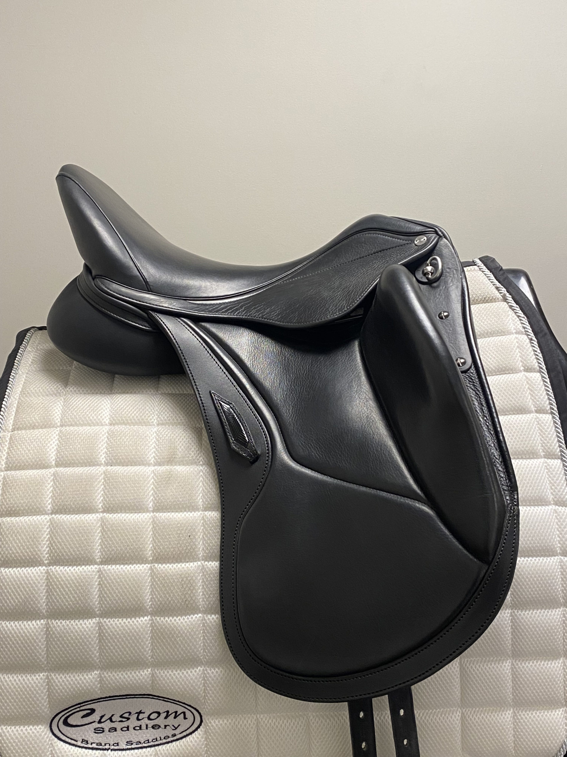 Aviar Saddles on Instagram: Introducing the AV6 knee roll option for our  dressage saddles – a minimalistic marvel for riders who crave that  barely-there feeling